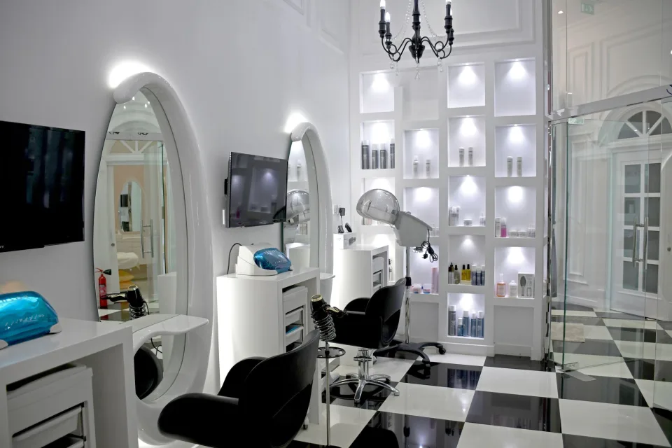 Đổi kiểu từ tóc dài thẳng sang uốn xoăn nhẹ — sau